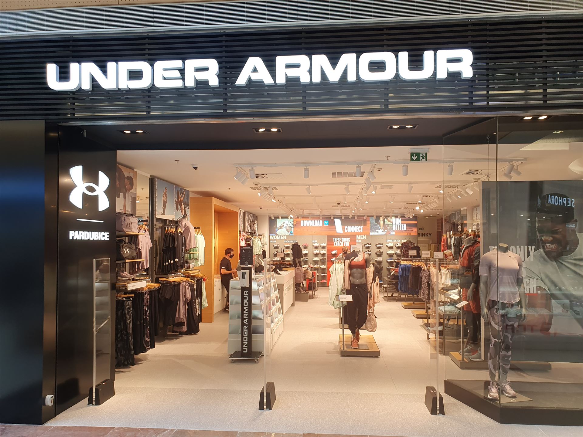 UNDER ARMOUR